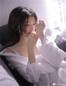 《男人吃奶摸下挵进去是什么感觉-欧美理仑片色情大片大开眼戒》